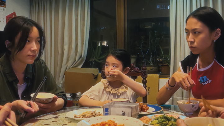 Left-Handed Girl is such a great movie. I love how these simple character building scenes have their meaning changed completely by the plot twist. Everything falls into place and I love this little family 😭