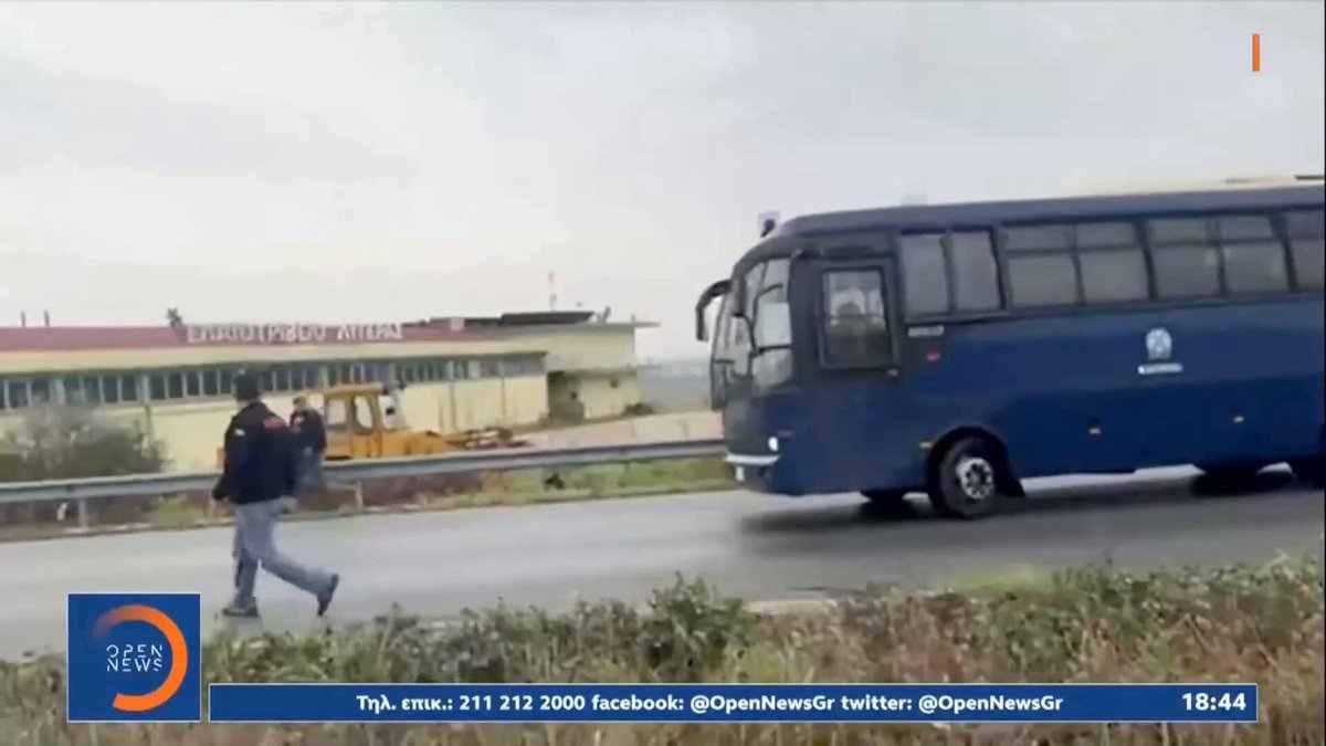 Το κράτος που έστειλε την κλούβα να εμβολίσει τρακτέρ βάζοντας σε κίνδυνο ανθρώπινες ζωές είναι το ίδιο που δεν είχε πρόβλημα αν θα πεθάνετε εκτός ΜΕΘ ή αν θα ταξιδέψετε σε τυφλή σιδηροδρομική γραμμή. Σταματήστε να πέφτετε από τα σύννεφα.