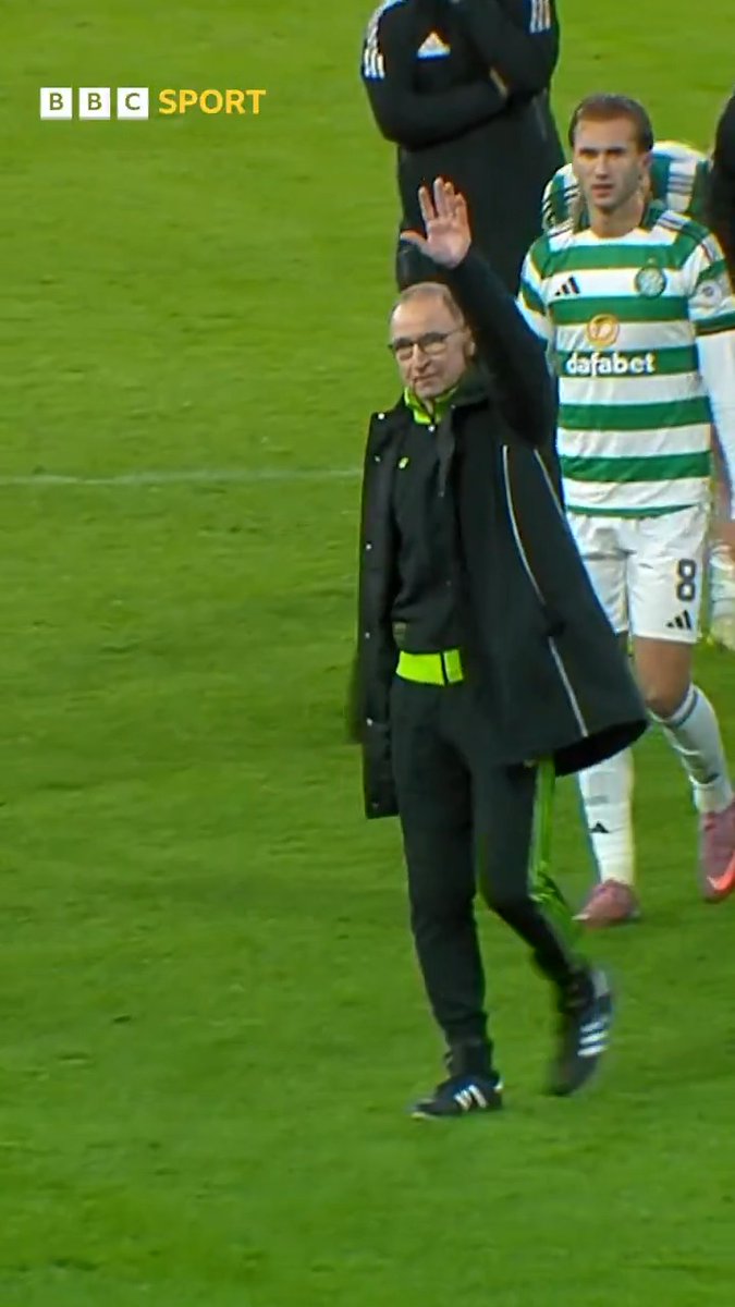 'I have had the time of my life here for the last five or six weeks' 🙌 Martin O'Neill takes a lap of honour at Celtic Park after his final game in interim charge 🏟️ #BBCFootball
