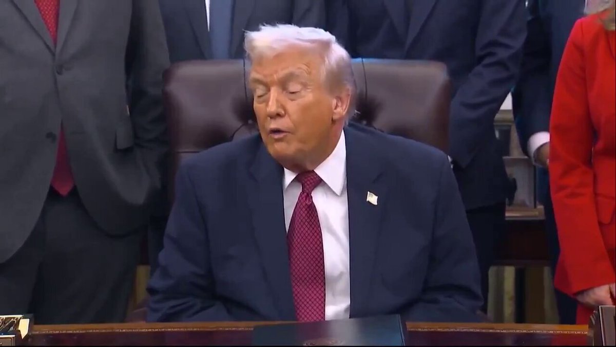 🚨🇺🇸🇻🇪 “Soon we’re going to start land strikes” Trump is upping the anti against Venezuela. Ok - anyone care to guess what the real reason for this all is?