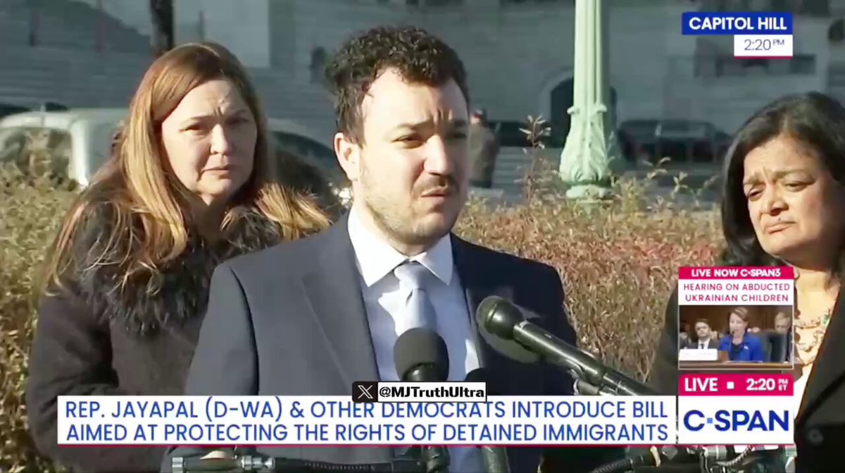Congresswomen Pramila Jayapal put Pro-Palestinian activist Mahmoud Khalil in front of the camera 🤦🏻‍♂️ "No one should be detained for immigration enforcement. No one. There’s no need for detention immigration enforcement.”