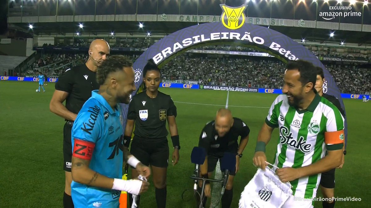 A resenha do Neymar e do Nenê antes de começar o jogo. 🤣
