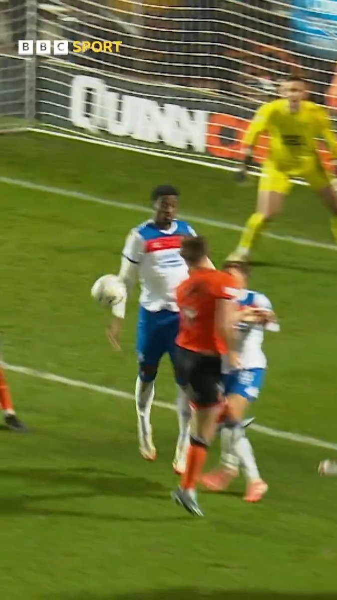'Emmanuel Fernandez might have gotten away with one again!' 🎙️ Should Dundee United have been awarded a penalty here? 🤔 #BBCFootball