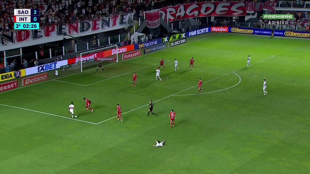 O terceiro gol do São Paulo. Luciano sozinho na pequena área. São Paulo 3x0 Internacional. 🎥 Premiere | ge