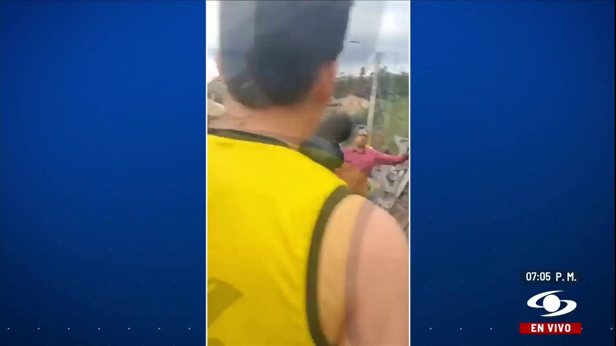 Sin pensarlo dos veces, un policía se jugó la vida para salvar a un niño de tres años, en Boyacá. Una tractomula cargada de carbón se estrelló contra la vivienda en la que vivía el menor y el uniformado logró rescatarlo en cuestión de segundos. Siga la señal de Noticias Caracol En Vivo en