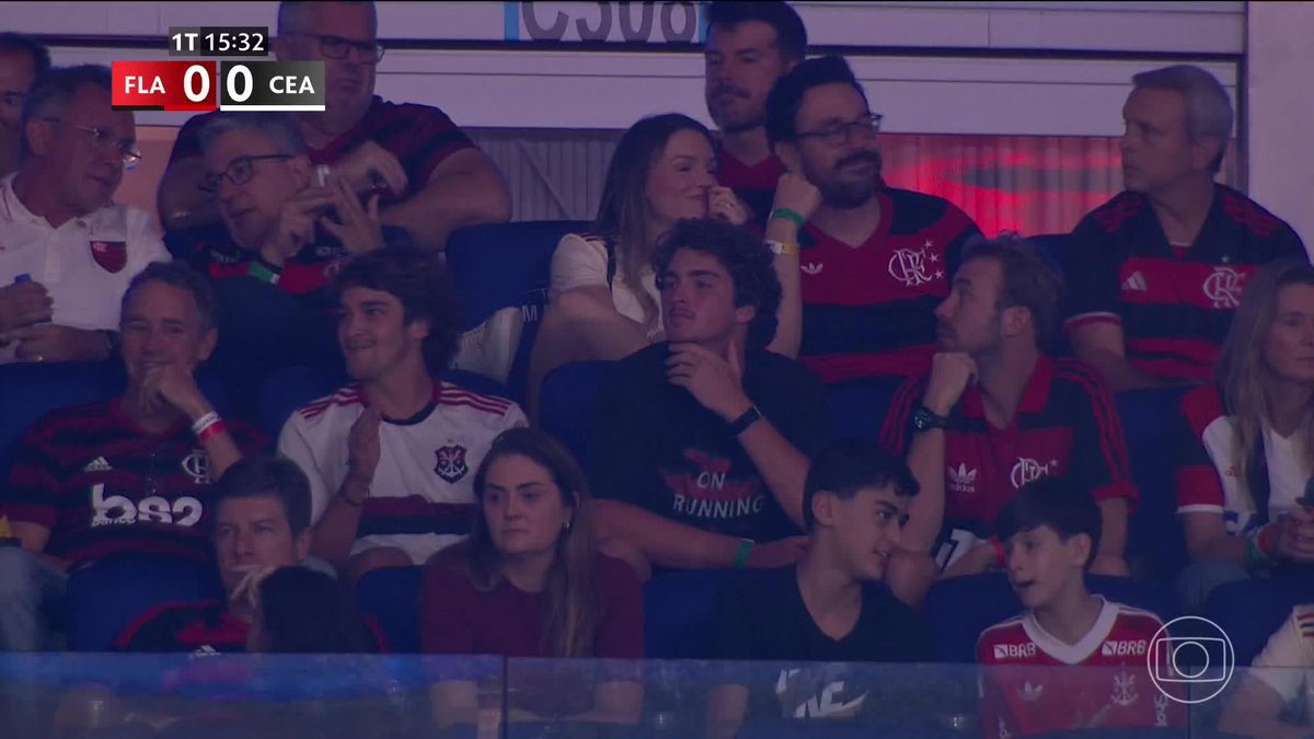 Torcedor do Flamengo, o tenista João Fonseca está no Maracanã acompanhando o jogo contra o Ceará. 🎥 TV Globo 📺 | ge