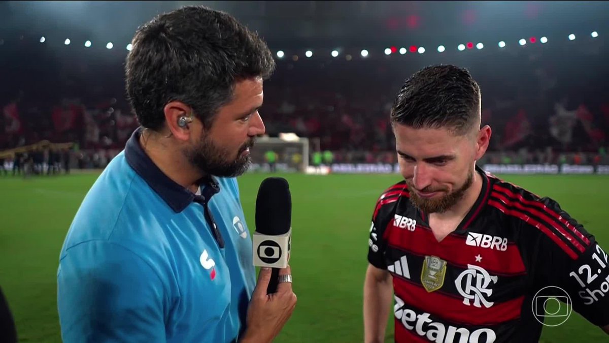 Repórter para Jorginho: “O que esse time do Flamengo tem de diferente do que você já tinha vivido no futebol?” Jorginho: “A energia é sensacional. O grupo é muito bom, velho. O grupo não tem ego, a gente quer ver o bem do Flamengo.” 🎥 TV Globo 📺 ge
