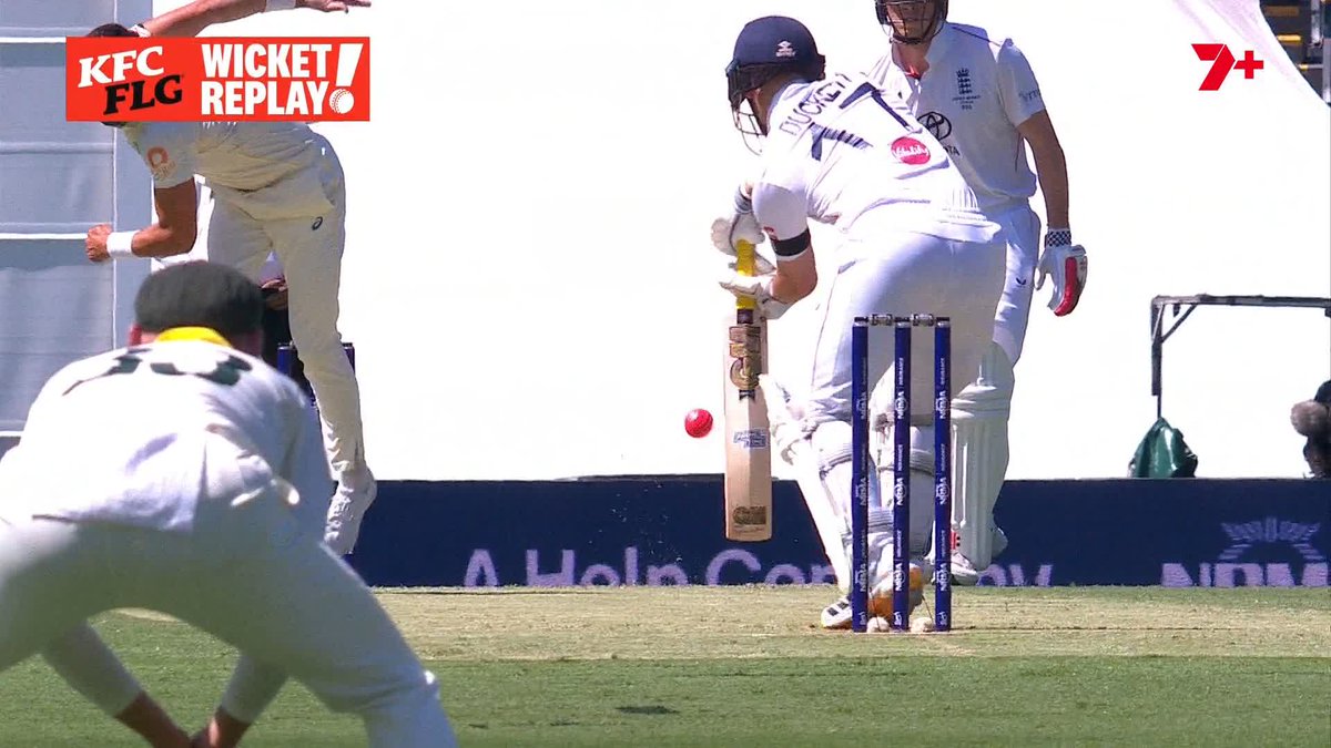 STARC DOES IT AGAIN IN THE FIRST OVER! Duckett goes for a golden duck! #Ashes