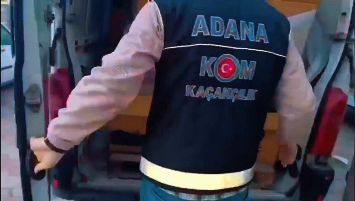 81 ilde dün Polisimizin "Alkollü İçki Kaçakçılığı ve Sahteciliğine” yönelik düzenlediği operasyonlarımızda; ❗️119 bin 564 şişe kaçak ve sahte alkollü içki, ❗️2 bin 792 litre kaçak ve sahte alkollü içki, ❗️48 bin 425 litre etil alkol, ❗️874 adet alkol aroması ele geçirdik. ⚠️12 adet yasa dışı alkollü içki imalathanesini deşifre ettik. ❗️169 şüpheli hakkında adli işlem yapıldı. Bu ürünleri ele geçirerek, sahte ve kaçak alkol üretimiyle vatandaşlarımızın canına ve sağlığına zarar verilmesini engelledik. ❌SON 1 AY İÇERİSİNDE DÜZENLENEN OPERASYONLAR Cumhuriyet Başsavcılıklarımız ile Emniyet Genel Müdürlüğü KOM Başkanlığımız koordinesinde; İl Emniyet Müdürleri KOM Şube Müdürlüklerince yapılan çalışmalar sonucu; 81 ilde "Alkollü İçki Kaçakçılığı ve Sahteciliğine” yönelik son 1 aydır devam eden operasyonlarımızda; ❗️151 bin 800 şişe kaçak ve sahte alkollü içki, ❗️91 bin 100 litre etil alkol ile ❗️10 bin 448 litre kaçak ve sahte alkollü içki ele geçirdik. ⚠️29 adet yasa dışı alkollü içki imalathanesini deşifre ettik. ❗️528 şüpheli hakkında adli işlem yapıldı. Sahte alkol üretimine yönelik operasyonlarımızı 81 ilimizde aralıksız sürdürüyoruz. Lütfen şüpheli durumları 112 Acil Çağrı Merkezimize bildirin. “Biz Gereğini Yaparız” Emeği geçenleri tebrik ediyorum. #TürkiyeninHuzuru🇹🇷