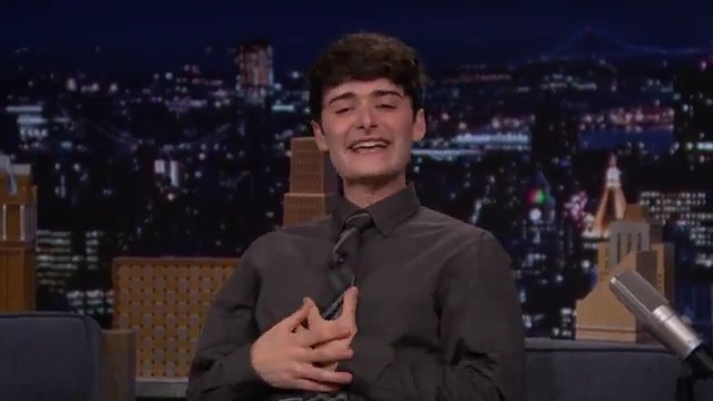 Jake Connelly AKA "Dipshit (Delightful) Derek" told Noah Schnapp: “It’s okay… I feel like Tom Cruise doing my own stunts!” after Noah accidentally tackled him while shooting a sƃuᴉɥʇ ɹǝƃuɐɹʇs scene 😭 #FallonTonight #StrangerThings #StrangerThingsOnFallon