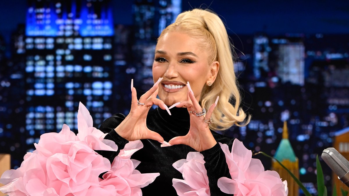.Gwen Stefani talks the deluxe version of her holiday album, You Make It Feel Like Christmas! #FallonTonight