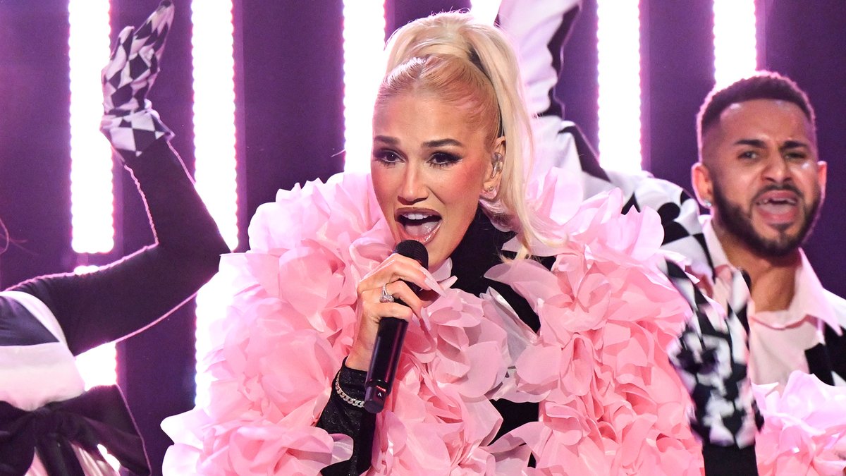 .Gwen Stefani performs “Shake The Snow Globe”! Watch the full performance ⬇️ #FallonTonight