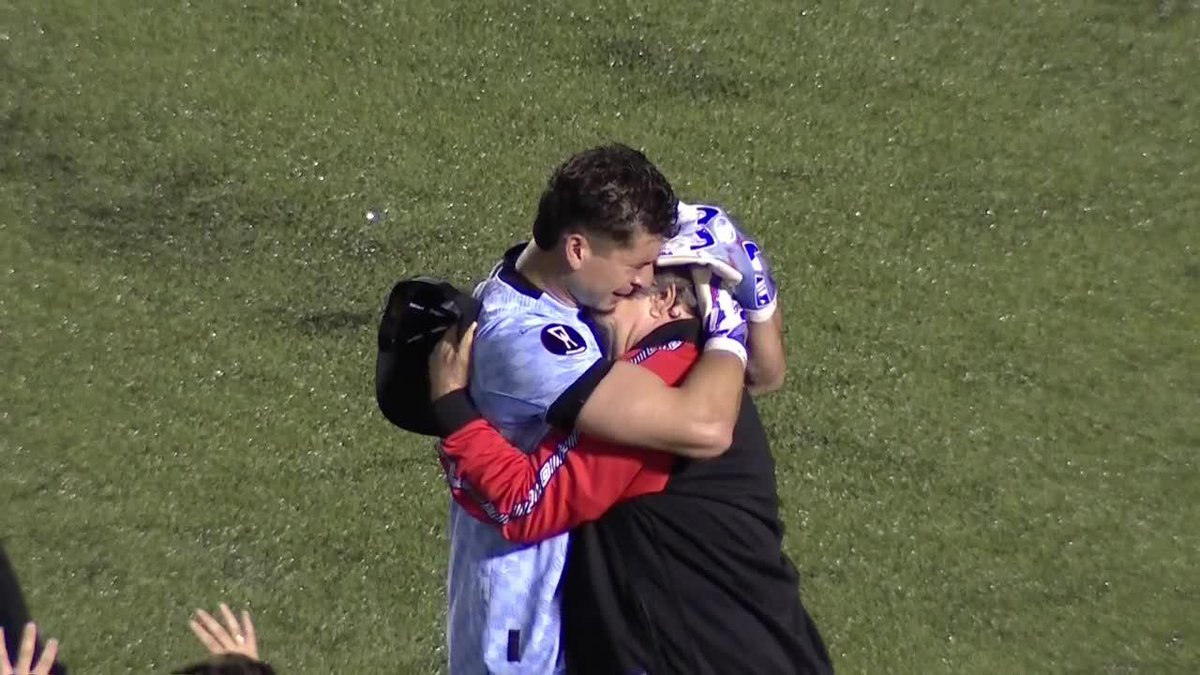 🥹🦁 UN MOMENTO MÁS QUE ESPECIAL EN EL TRICAMPEONATO🏆🏆🏆 ❤️🩹El 'Machillo' no pudo aguantar las lágrimas justo a Byron Mora, el héroe inesperado de la Final🔴⚫️ ▶️Viviste los juegos de la 🏆#CopaCentroamericana en el Plan Premium de #DisneyPlus