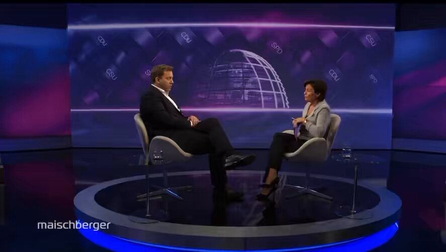 „Mir hat man applaudiert, die Frau wird ausgelacht.“ Meine Fresse ist das billig! Und wir haben offenbar einen Vizekanzler, der den Kampf gegen Arbeitgeber nicht kritikwürdig findet. Wer zahlt denn deine Rechnungen und linken Projekte, lieber Möchtegern-Feminist Lars?