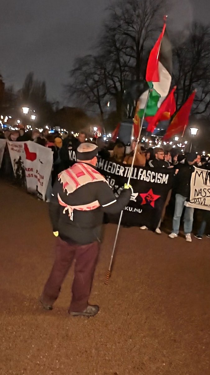 Extremvänstern är numera så besatt av mig att deras demonstration mest gick ut på att stå och glo på mig – istället för att lyssna på talen.