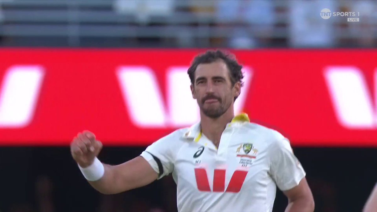 Down goes Harry Brook for 31 โ Who else but Mitchell Starc grabs his third wicket... ๐บ Watch #TheAshes LIVE on TNT Sports and discovery+