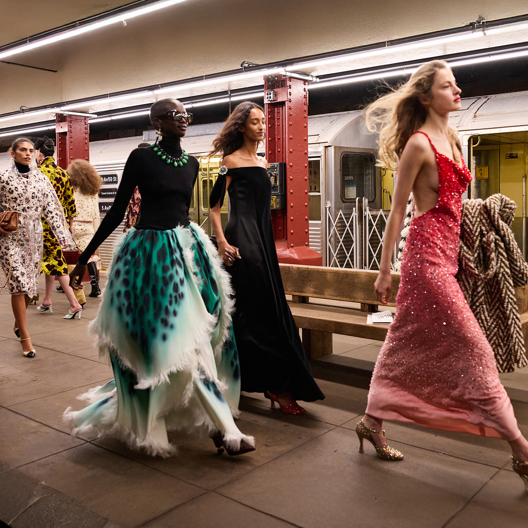 CHANEL ❤️ New York — ニューヨークの地下鉄を行き交う、喜びと多彩な感性に満ちた人々。 2026年 メティエダール コレクション ショーのフィナーレ マチュー ブレイジーによるシャネル #CHANELMetiersdArt #CHANELShow