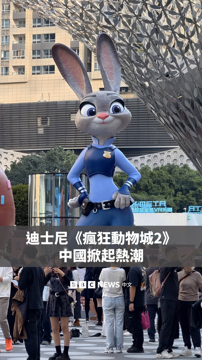 迪士尼的《疯狂动物城2》(Zootopia 2)在中国掀起热潮,成为中国电影史上票房最高的外国动画电影。 电影上映不到一周票房便超过20亿元人民币(2.8亿美元),使中国超越北美成为该片第一大票仓。 在首部《疯狂动物城》在中国大获成功后,上海迪士尼乐园于2023年开放了全球唯一的“动物城”主题园区。