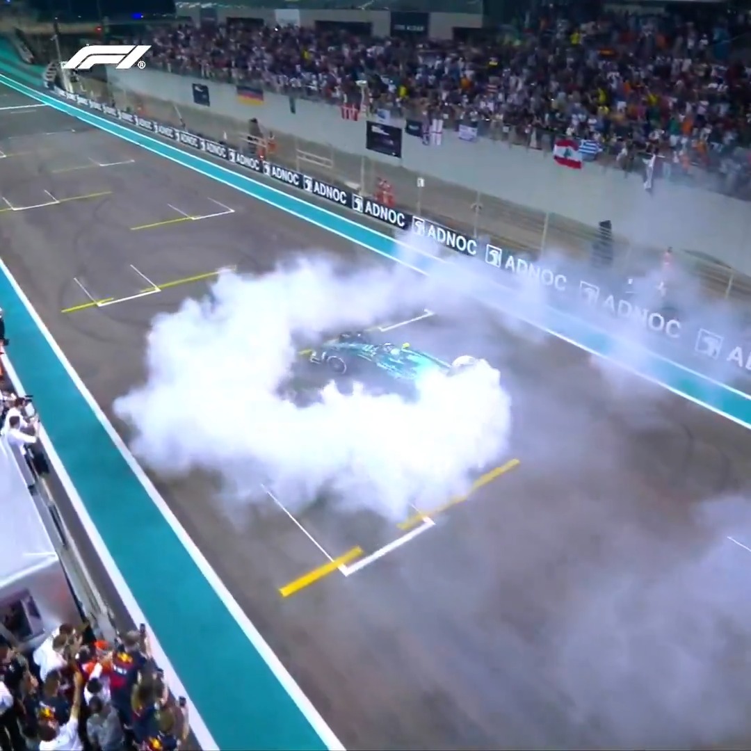Lighting it up and going for a spin! ๐ตโ๐ซ We've seen plenty of celebratory donuts over the years in Abu Dhabi ๐ฉ #F1 #AbuDhabiGP