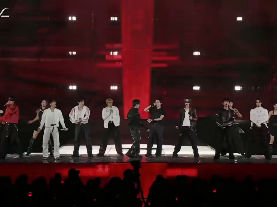 VERNON WAS THE ONE WHO DID THE "HEY YO DINO! LETS GOOO!" LINE DURING HOT TODAY OH MYGODDDD 🔥🔥🔥