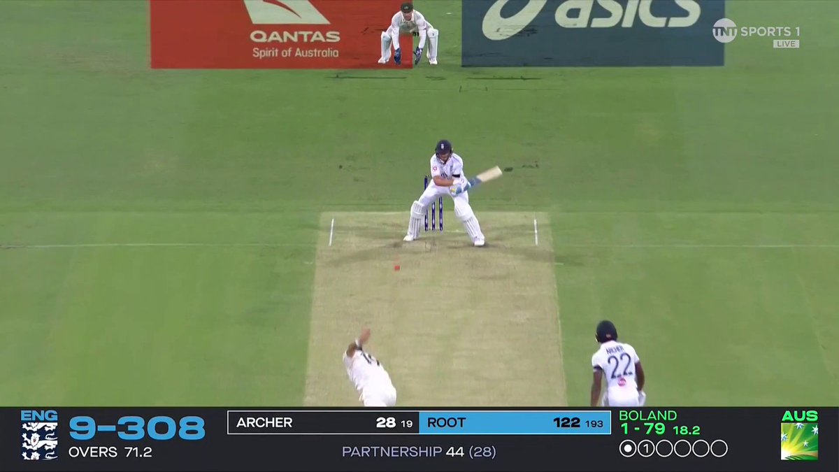 JOE ROOT WITH A SIX! ๐ England have 31 runs off the last 12 balls ๐ฅ ๐บ Watch #TheAshes LIVE on TNT Sports and discovery+