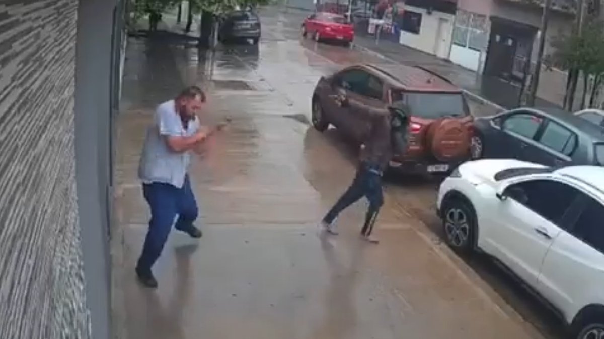 🇦🇷 | En Argentina, un hombre lanzó las llaves de su coche y su móvil al ver que un ladrón con pistola en mano se le acercaba, evitando así que le robar