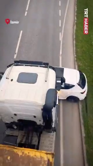İzmir'de bir hafriyat kamyonu çarptığı otomobili 100 metre sürükledi.