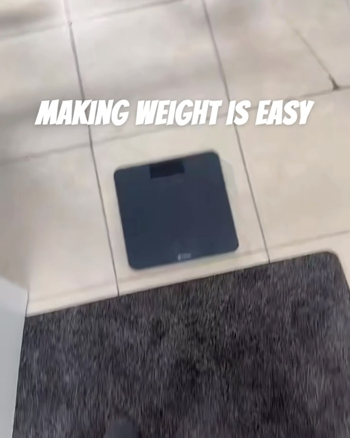 Anthony Joshua showing on social media today that he will have no issues making weight for the Jake Paul fight ⚖️ AJ has a limit of 245lbs for the bout and is currently 111kg (244.7Ibs) ✅