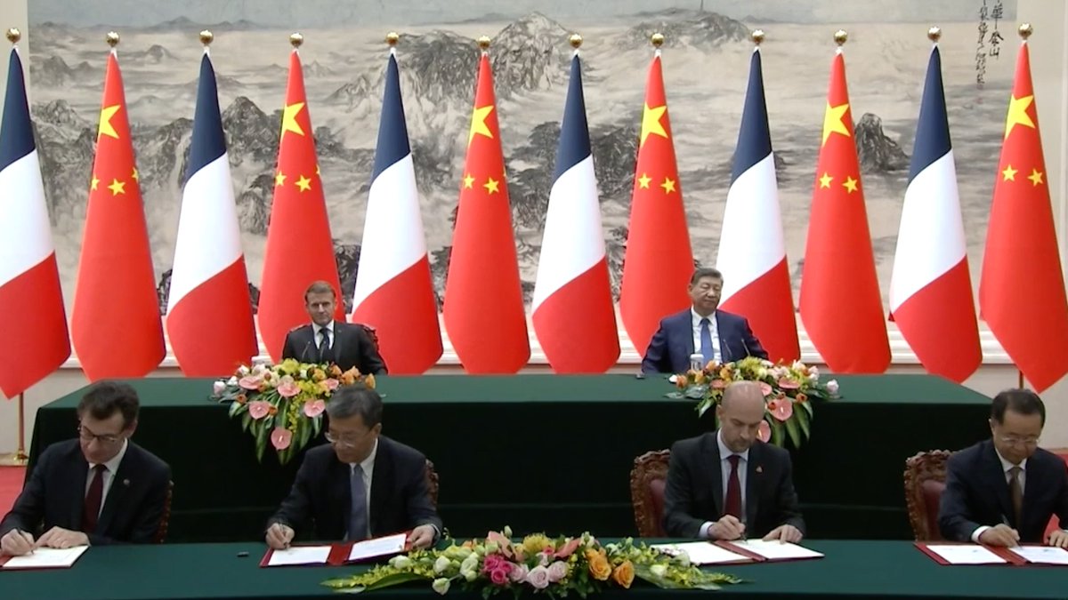 Chinese President #XiJinping and French President Emmanuel Macron attended a signing ceremony of cooperation documents in Beijing on Thursday.