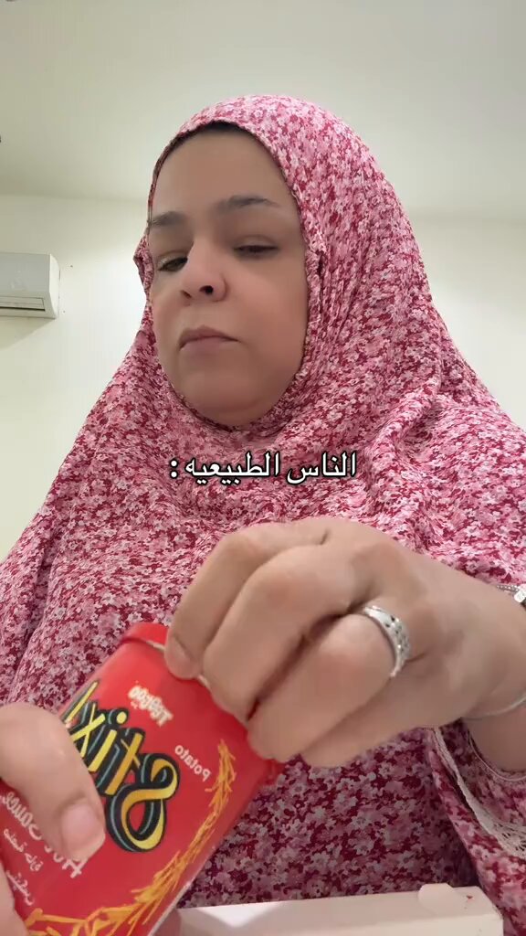 سيدة تقارن بين الناس الطبيعية وبين مستخدمي التيك توك😅!