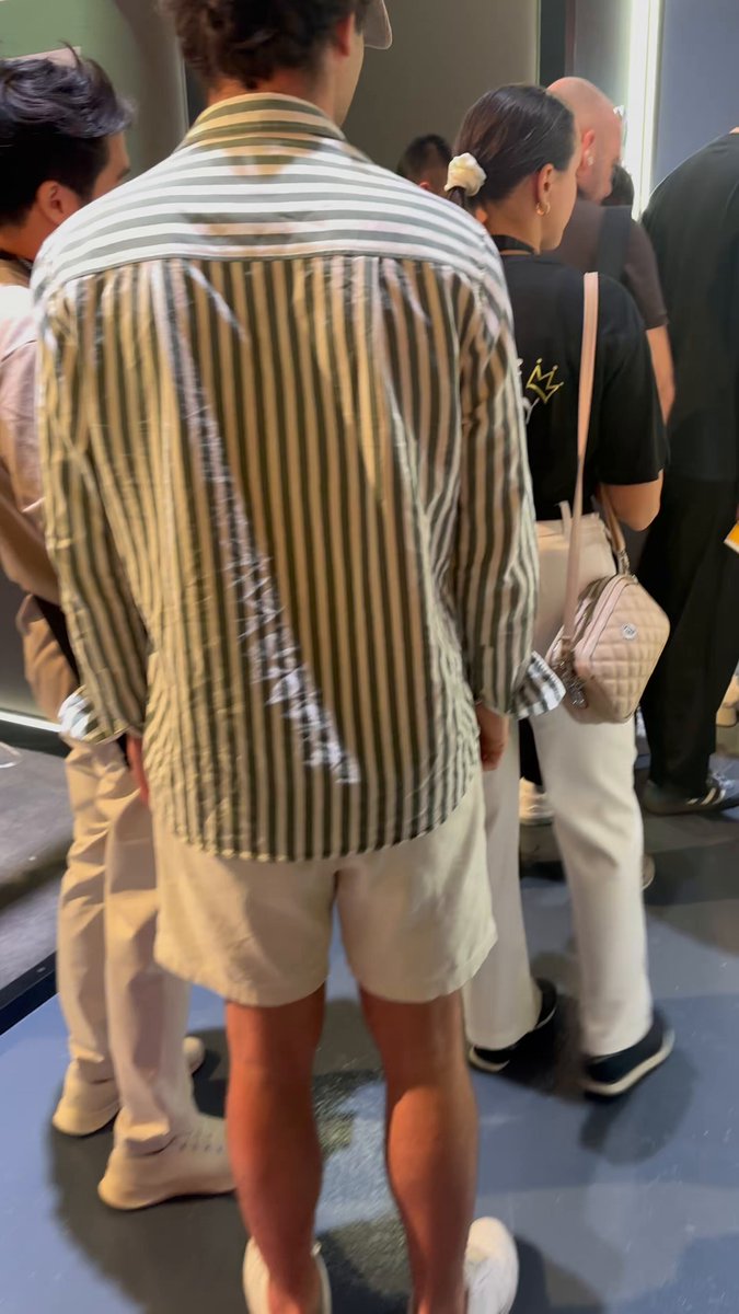 The line at Binance Blockchain Week to take a photo with CZ 🔶 BNB. Would you stay in line?