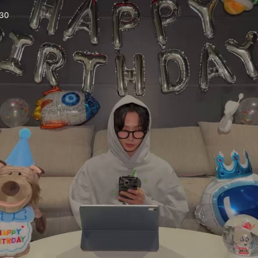 재현이 아버님이 생일날 써주신 편지글 ..🥹 사랑하는 우리 아들 재현아, 생일을 진심으로 축하한다. 어젯밤 엄마와 함께 울 아들 생일 카페에 방문을 하고 저녁 늦게 생일 밥을 챙겨다 주려고 숙소 문 앞에 두고 돌아오는데 발걸음이 가볍지만은 않은 이유는 뭘까. 누구보다 밝고 누구보다 변화무쌍한 성격, 원하는 일이 있으면 끝까지 버텨내며 빛나던 눈동자를 보여주던 내 아들. 강하다 못해 부러질 것만 같던 우리 아들이 수만 명의 관객 앞에서 노래하고 춤추며 팬들을 울리고 웃기며 보이그룹의 리더가 되어 그 막중한 일들을 헤쳐나가며, 또 한편으로는 명명이라는 별명까지 얻어 애교 부리며 지내는 모습을 보면 아빠는 가끔 가슴이 먹먹해. 이제 갓 스물을 넘긴 우리 아들이 엄마, 아빠, 형의 미래에 대해서도 고민하며 지혜를 전할 때 이런 아들이 또 있을까 하는 생각을 한단다. 아빠는 우리 재현이가 이 자리에 오기까지 얼마나 많은 육체적 고통, 정신적 고통, 정신적 스트레스. 아마도 그 나이엔 누구도 겪지 못했을 법한 일들을 지낸 모습을 보면서 현재의 화려한 모습보다는 그 뒤에 가려진 그 피땀눈물을 먼저 생각하게 된단다. 울 아들 재현이는 초등학교 때 별명이 대학생이었던 것처럼 세상을 너무 빨리 알아서 세상 사는 게 더 힘들고 고통스러울까봐 가끔은 마음이 아파. 하지만 내 아들 재현아, 아빠는 우리 재현이가 선택한 길. 재현이가 지내가는 길에 속도를, 재현이가 하는 모든 것들을 무조건 믿는다. 우리 재현이가 힘들고 아프고 외로울 땐 너의 뒤에 우리 가족, 우리 아빠가 있다는 걸 꼭 기억해 주길 바라. 아빠가 항상 얘기했지. 뒤가 막혀 도저히 해결할 수 없는 일이 않다면 아빠를 찾아라. 아빠는 무조건 너의 지지자다. 재현아 아빠의 아들로 태어나줘서 너무 고맙다. 아빠가 항상 기도하고 있으니 너의 꿈을 꽃피워라. 다시 한번 생일 축하한다. 25년 12월 4일 아빠가.
