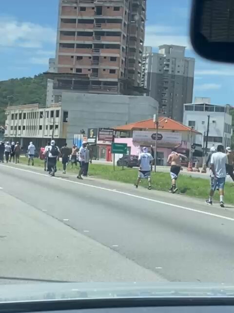 Los hinchas de Santos armaron una emboscada contra los hinchas de Internacional