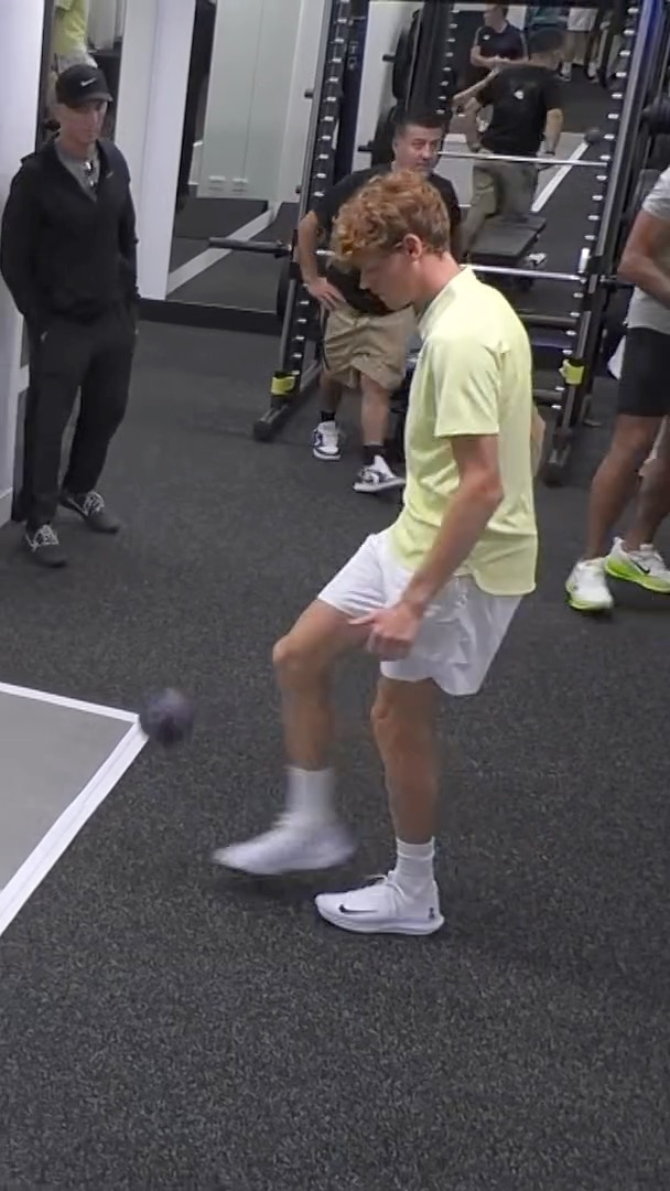 Is there anything Jannik Sinner can’t do? ⚽️😳