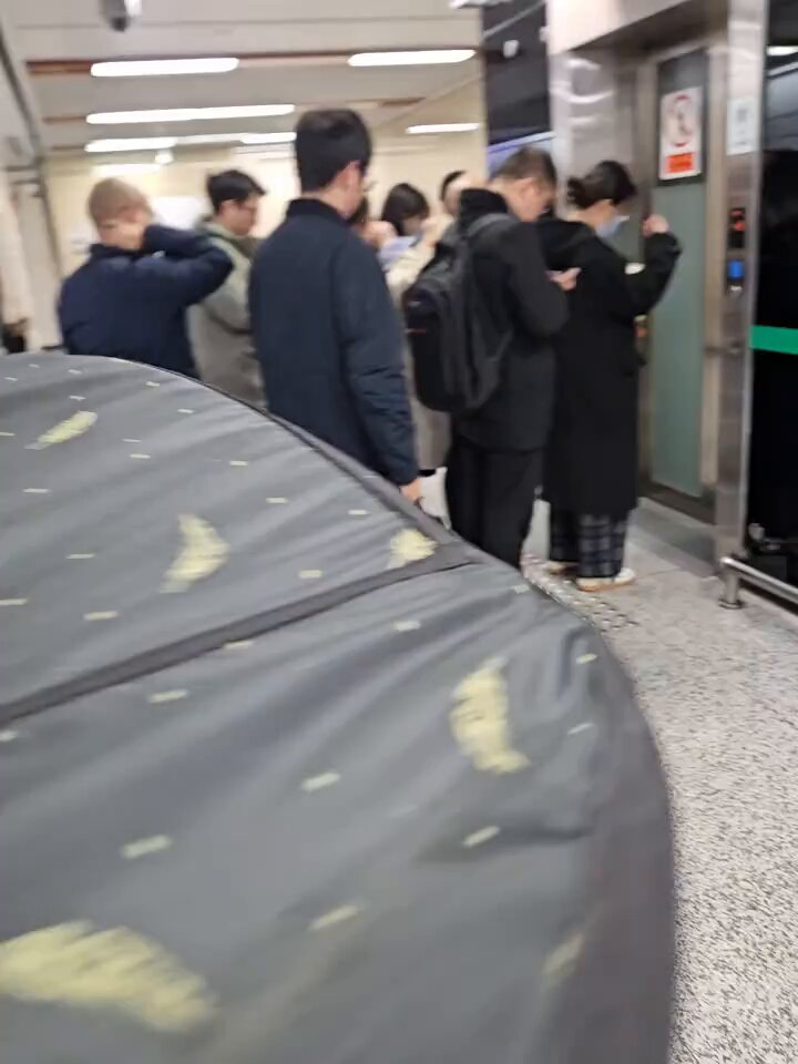 网友投稿 无障碍电梯，无障碍人士优先使用。