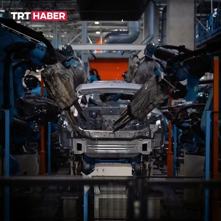 🇹🇷🚘Togg fabrikası kapılarını TRT Haber'e açtı. Türkiye'nin yerli ve milli gururu Togg'un T10X ve T10F modellerinin üretimi tüm hızıyla sürüyor. İşte Bursa Gemlik'teki fabrikada seri üretim çalışmaları...