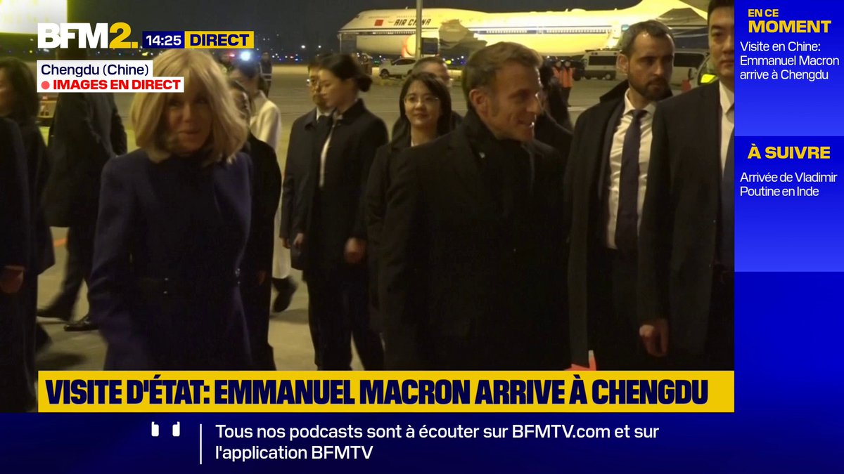 Sortie d’avion parfaitement maîtrisée par le couple présidentiel. Élégance et talent.