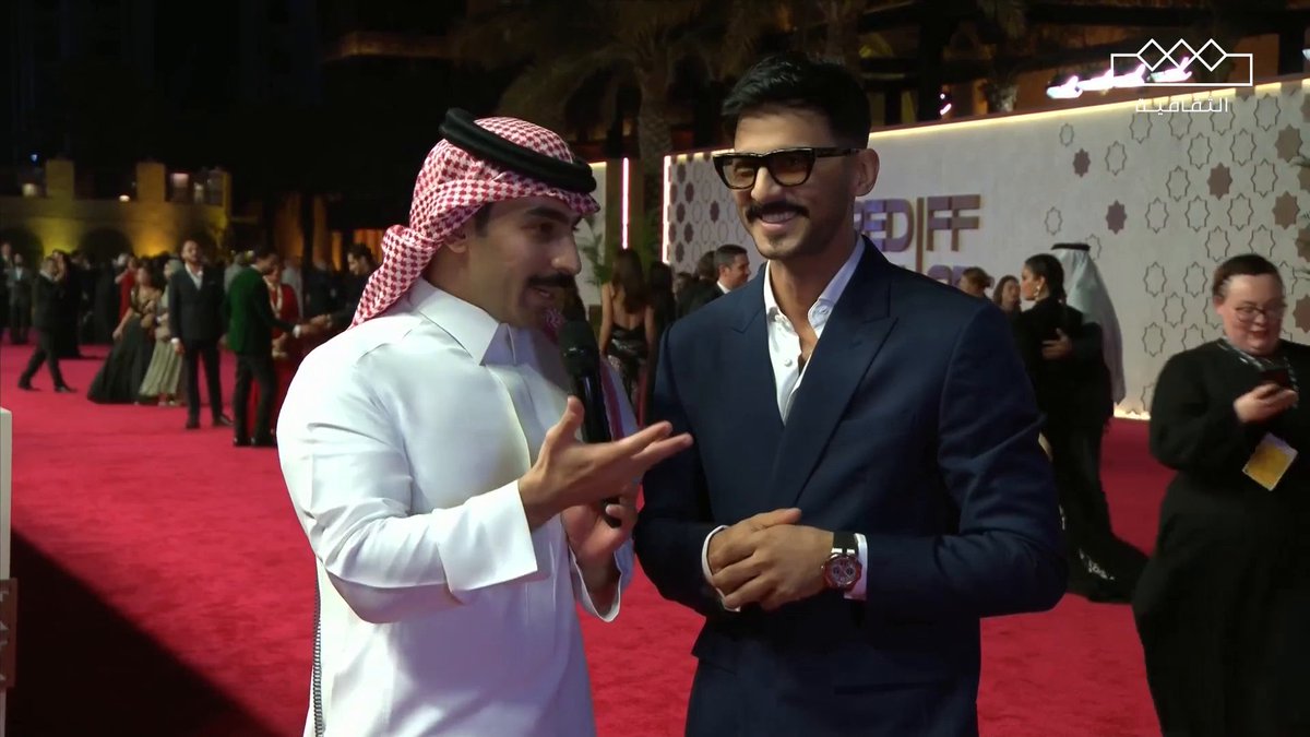 🎦| يتحدث الممثل السعودي محمد الشهري للإعلامي راكان الشايع عن مهرجان البحر الأحمر السينمائي الدولي على السجادة الحمراء لحفل الافتتاح. راكان الشايع محمد الشهري | MoElshehri