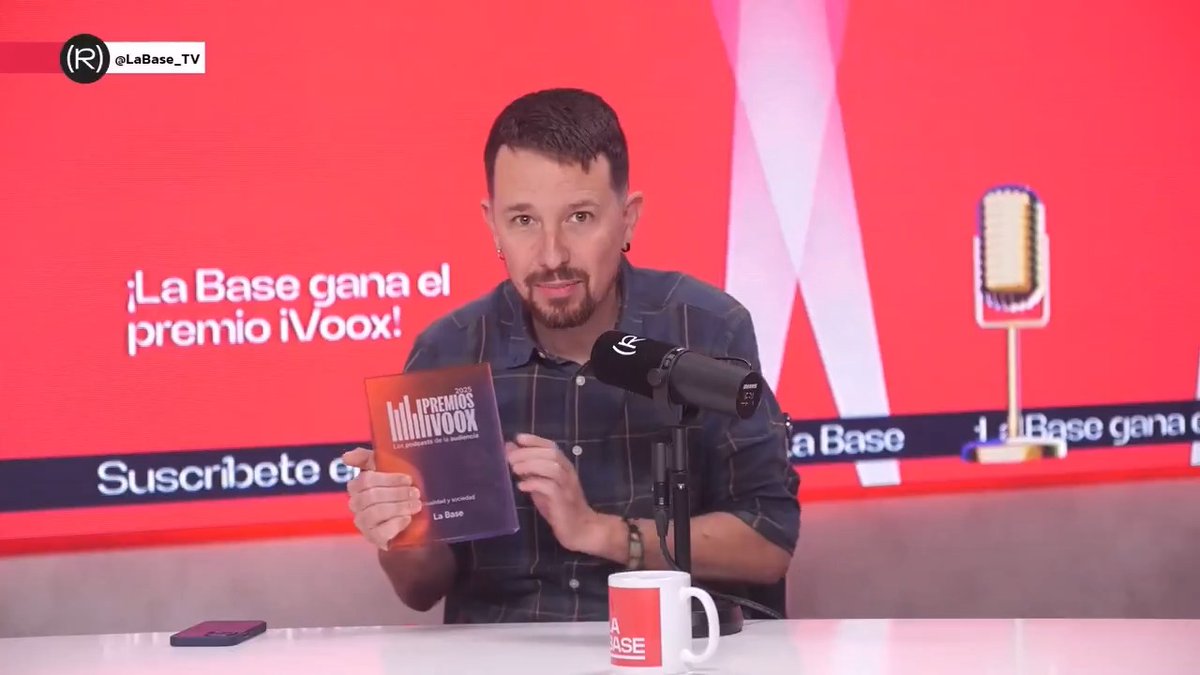 "Lo que hacemos aquí cada día pone frente a un espejo la corrupción y el servilismo al poder de la gran mayoría de las empresas mediáticas" Pablo Iglesias sobre La Base, que ayer recibió el premio iVoox en categoría de actualidad y sociedad 👇🏽 📺