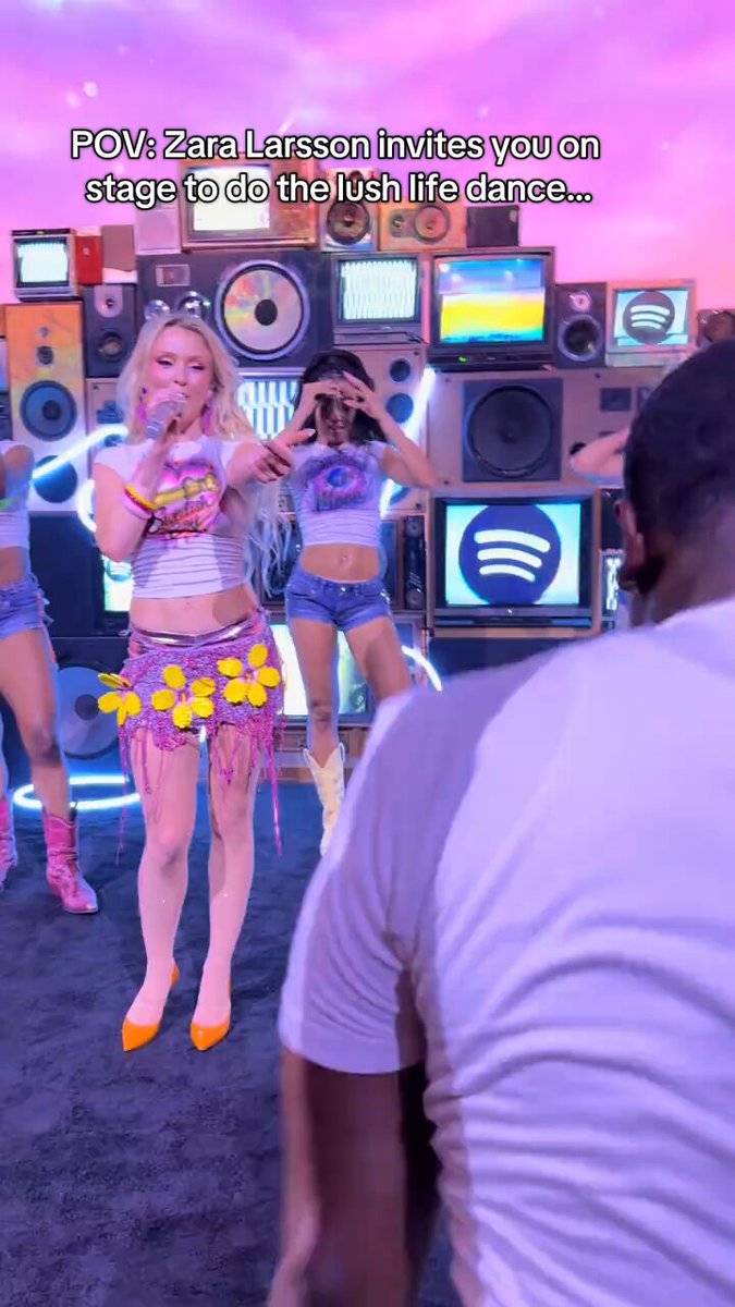 THE WAY THIS FAN SPUN ZARA AROUND AT THE END??? HE GAGGED HER 😭