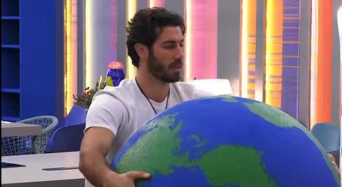 Tra poco riprende a dargli fastidio🤣 (adesso è in pausa💀) “Guarda che SP…” e si ferma e fa un faccino🥹 SPalle???🤣 Chiedo aiuto al fandom😂🚨 #grabdefratello #rashmer