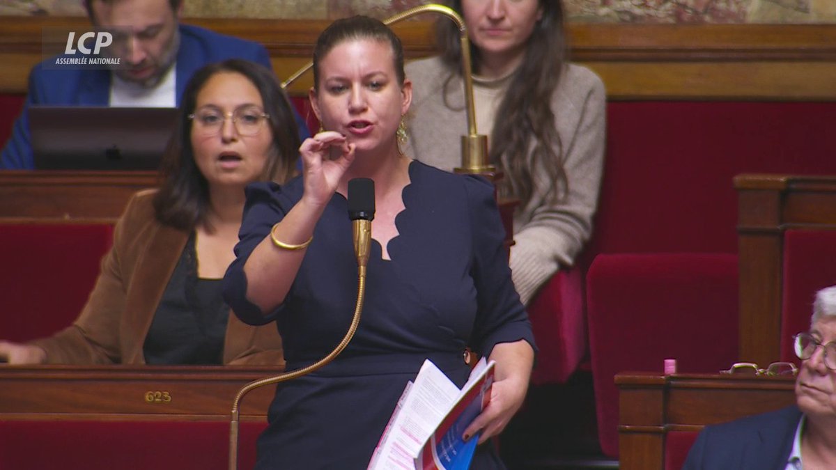 "Nous ne sommes pas à votre disposition pour que vous arrêtiez les travaux du Parlement pour vos petites tractations avec ce qui reste du socle commun et du PS", dit Mathilde Panot au Premier ministre lors d'un rappel au règlement. "Vous devez nous respecter !" #DirectAN #PLFSS