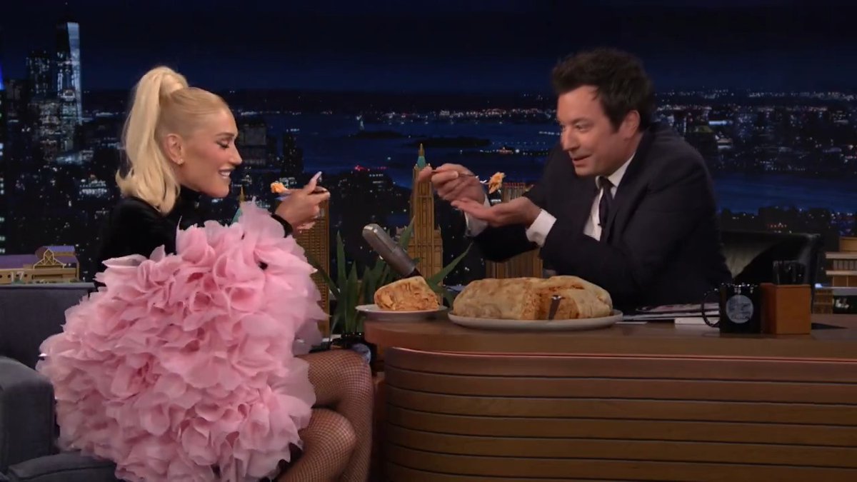 .Blake Shelton introduced Gwen Stefani to their new holiday tradition of making a timpano dome! #FallonTonight