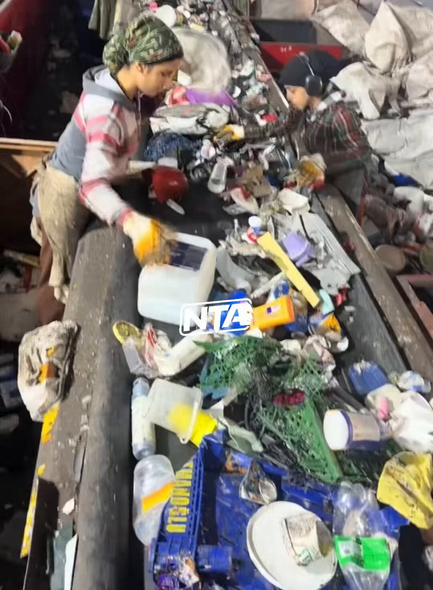 Bir plastik geri dönüşüm tesisinde saniyeler içinde plastikleri tek tek ayrıştıran kadınlar, izleyenlere “helal olsun”, dedirtiyor.