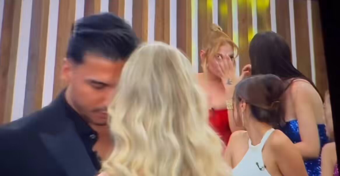 şu kızın günlerdir kendini tutması sevmiyomuş gibi yapıp sonunda patlaması benim içimi parçalıyo ya #kismetseolur