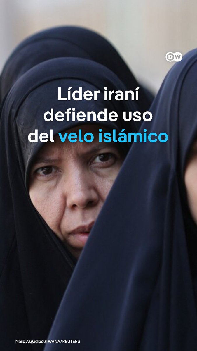 Jamenei defiende el uso del velo islámico obligatorio frente a cientos de mujeres El líder supremo iraní aseguró que el hijab no limita el progreso de las mujeres y les permite participar en la sociedad y el hogar. Sus declaraciones llegan un día después de que el ala ultraconservadora del parlamento criticara la aplicación flexible del velo, obligatorio desde la Revolución Islámica de 1979. Ante la creciente oposición pública y en redes sociales, expertos sostienen que Jamenei busca equilibrar el control interno con objetivos internacionales, como el programa nuclear y las relaciones regionales. #Irán #Jamenei #Hijab #MujeresIraníes #Teherán #ProtestasIraníes #MahsaAmini