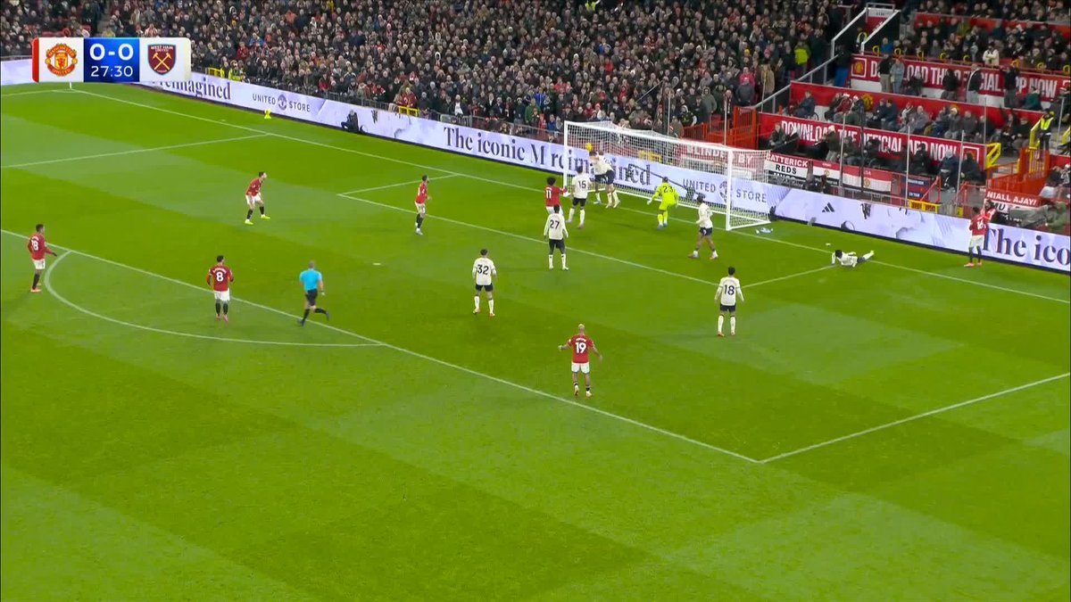Aaron Wan-Bissaka clears off the line! 💢