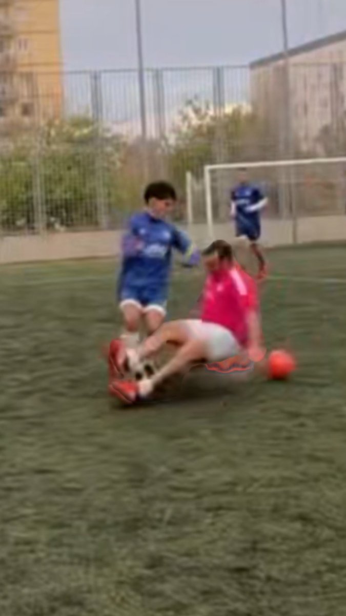 ⚽️😡Su fracaso en el campo lo condujo a la ira El futbolista no pudo soportar las burlas tras una fallida maniobra deslizante en una disputa de balón, lo que, según algunos internautas, lo llevó a ofenderse "de forma infantil" con los aficionados.