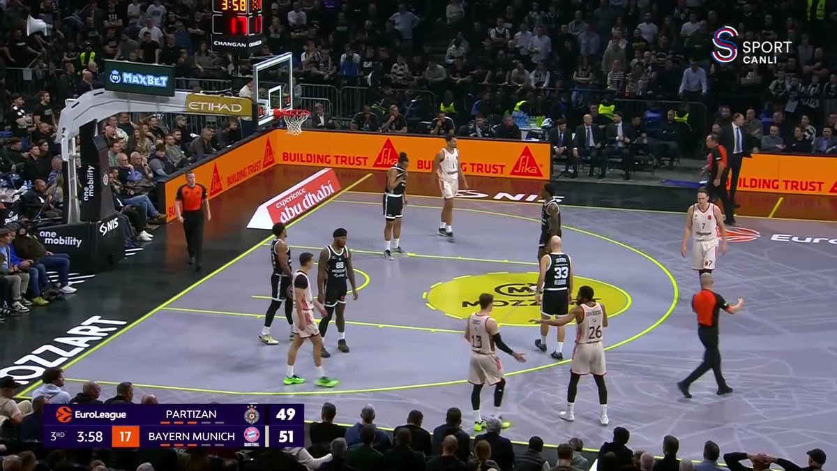 🚨PARTİZAN TARAFTARLARI TEPKİLİ! Partizan taraftarı, smaç basan Tyrique Jones'u yuhaladı. Ayrıca taraftarlar; eski başantrenörleri Zeljko Obrodovic için tezahüratlarda bulundu.