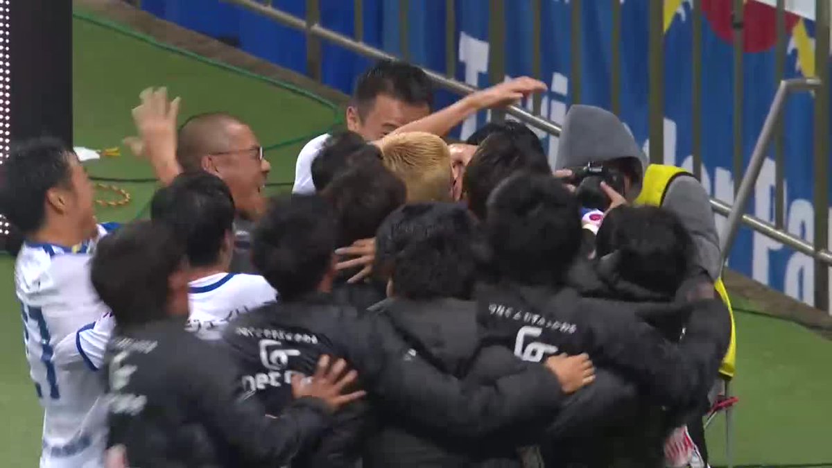 熊本サポーターへ! 片さんは選手よりも先にハグしにいくぐらい熱い監督です! 別チームではありますが、カタノサッカーを再び見れるのを心から楽しみにしてます! 来年は熊本にも注目やね!!!